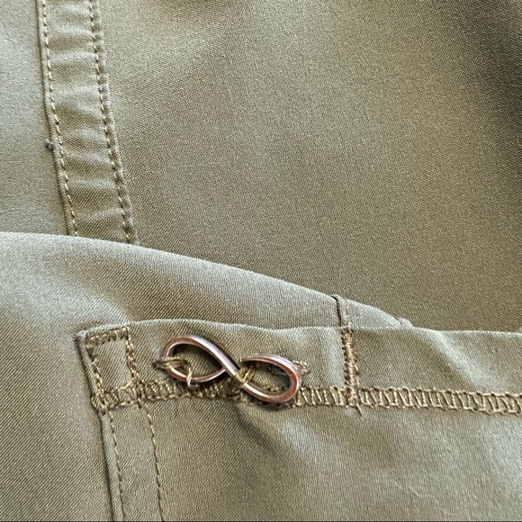 Infinity Scrub Top with Round Neck and Front Pocket in Pocket Style Size M - Picture 8 of 12